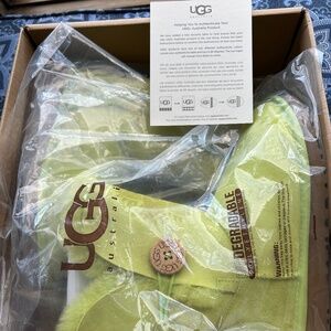New In Box Ugg W Bailey Button Kimono Flower Boot In Color Kiwi Size 5